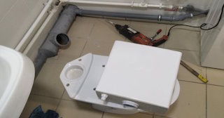 Установка напольного унитаза в Егорьевске: монтаж под ключ от СантехДомГрь от 5230 рублей.